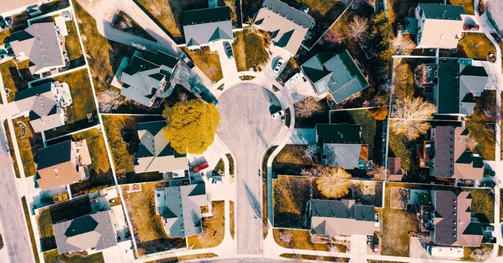 An aerial view of a cul de sac in a neighborhood